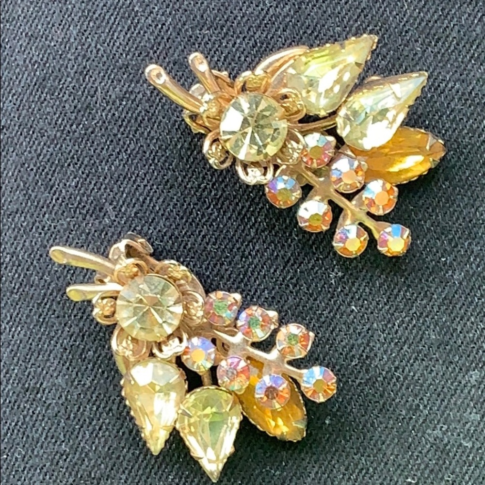 Vintage Aurora Borealis Rhinestone Clip on Earring
